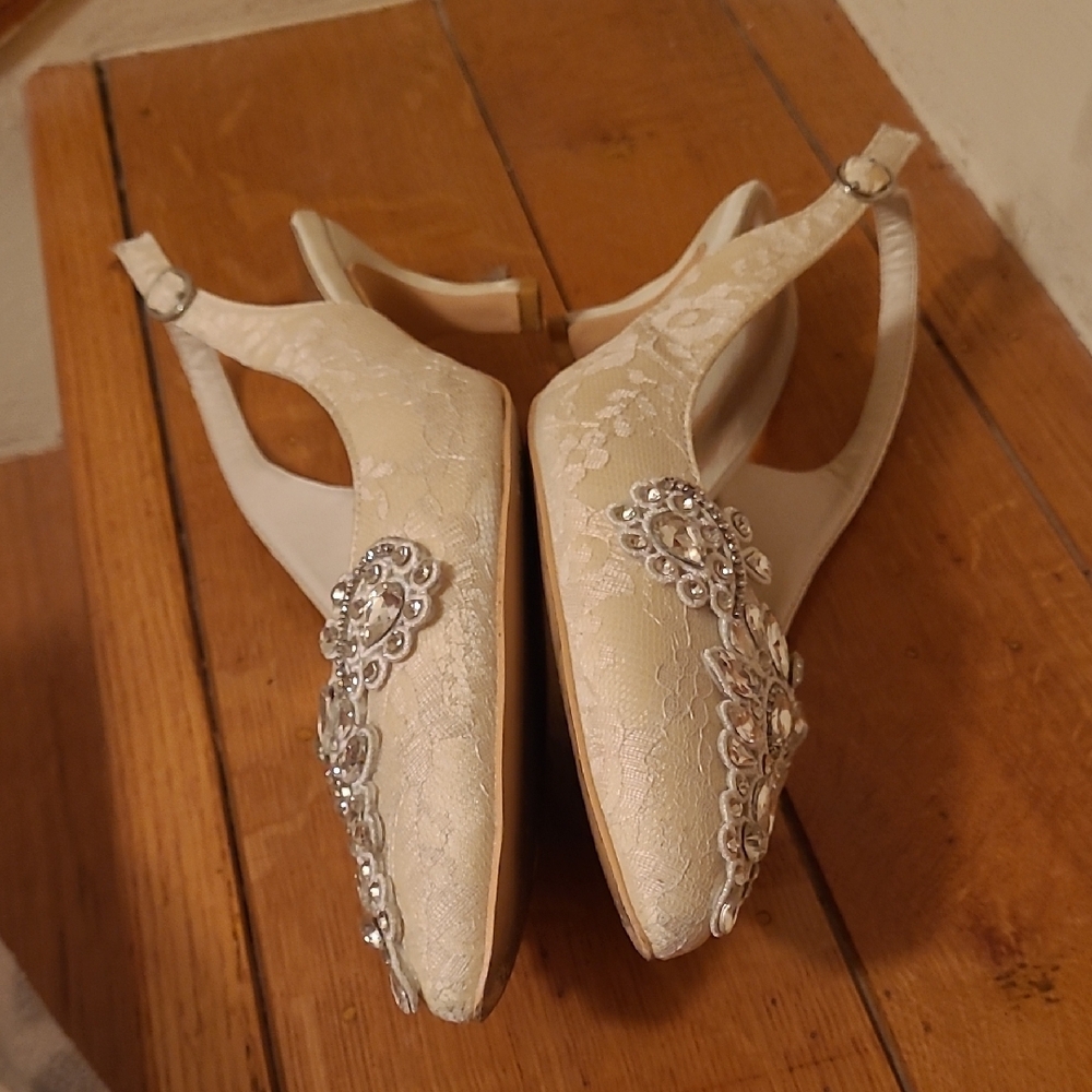 Elegant Ivory Brocade Embellished Women's Slingback Wedding Shoes - Picture 5 of 8
